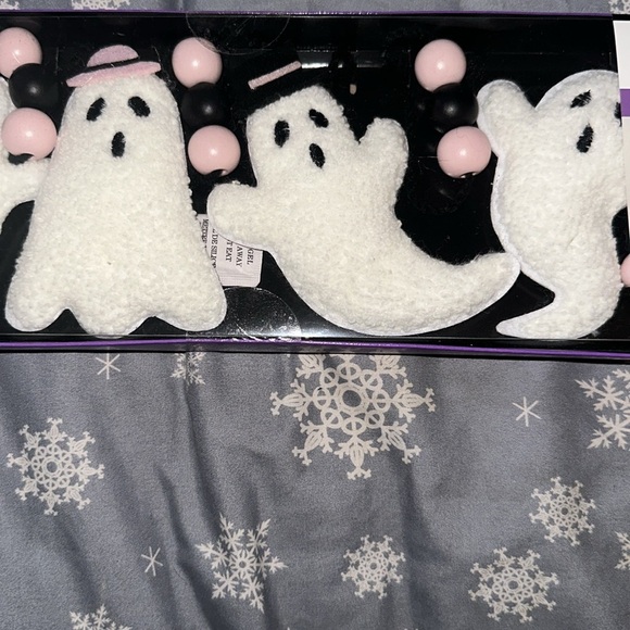 Ghoulish 6 foot Halloween garland pink and white ghost garland - Picture 3 of 4